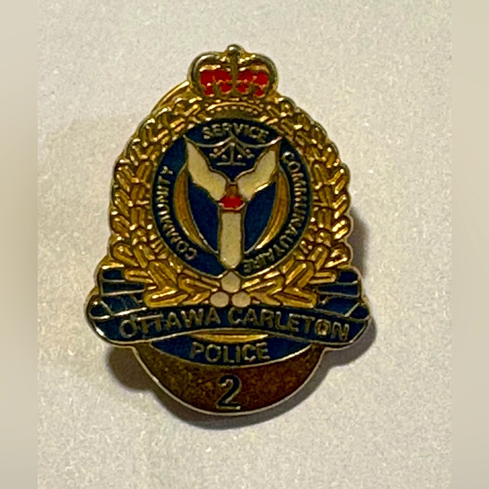 Ottawa Carleton Police Service Pin 15$ or bundle 3 items for 25$